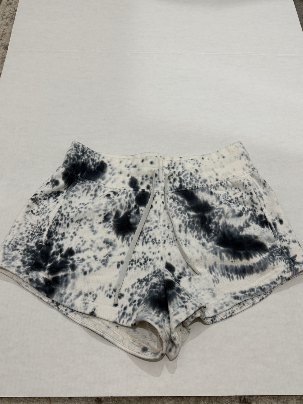 Lululemon Inner Glow High-Rise 3” Shorts Thread Dye White Black Size 4